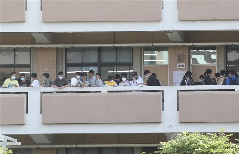 110學年度四技二專暨二技統一入學測驗2日約9.6萬名考生應試,考生進入分區學校應配合量體溫、戴口罩,如經複檢仍有發燒或呼吸道症狀,將安排防疫試場應試。學生在試場外溫習,做最後衝刺。中央社記者吳家昇攝 110年5月2日