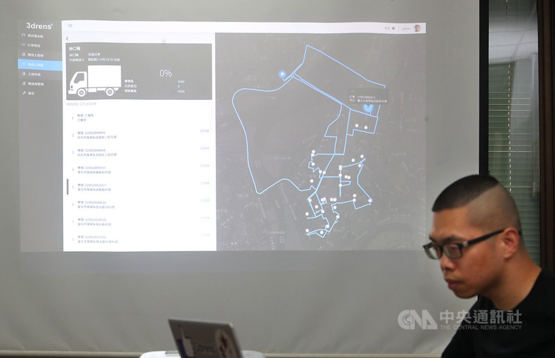 台灣新創公司「三維人3drens」開發車聯網行動定位數據平台,藉由物聯網(IoT)裝置串聯,結合環境資訊及車輛所收集的即時道路資訊,優化車隊管理與效率。中央社記者裴禛攝 110年5月2日
