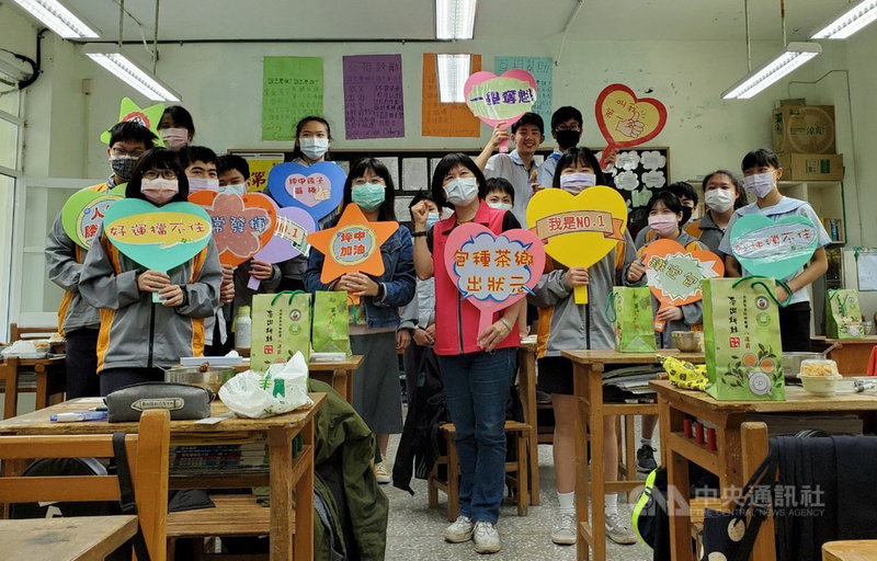 新北市坪林區長周慶珍(中右)帶著保坪宮「北極玄天上帝」加持過的禮物和包種茶包,與坪林國中校長歐志華(中左)分送給考生集氣。(校方提供)中央社記者黃旭昇新北傳真 110年5月2日