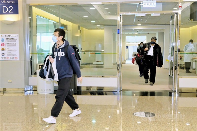指揮中心公布,4日起入境台灣的旅客若14天內有印度旅遊史,須送集中檢疫所完成14天檢疫。圖為桃園機場。(中央社檔案照片)