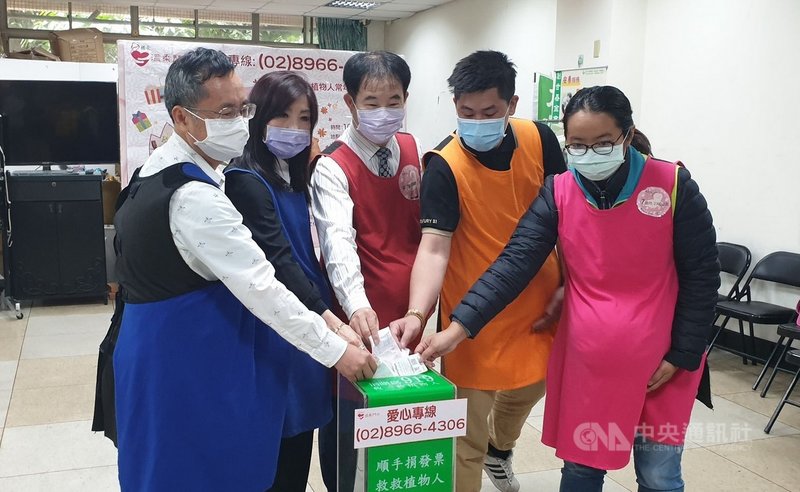 創世基金會板橋分會將於15日舉辦愛心園遊會,為植物人籌募照顧基金。新北市藥師公會理事長許有杉(中)2日表示,新北藥界多年來與創世基金會一起關懷植物人,參與捐助奶粉及尿褲、營養品、物資,募集統一發票,15日也將響應園遊會。(公會提供)中央社記者黃旭昇新北傳真 110年5月2日