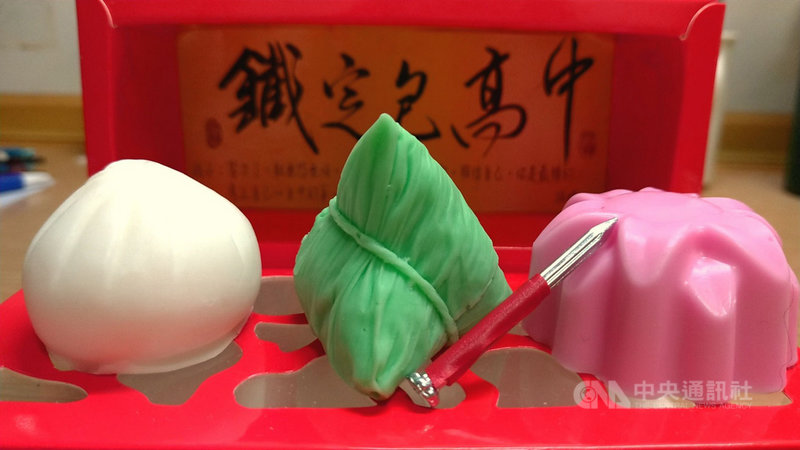 新北市坪林國中2日表示,家長贈送「鐵定包高中」文創商品,內有一根鐵釘及手工皂製作的包子、糕餅、粽子,祝福學生國中會考順利。(坪林國中提供)中央社記者黃旭昇新北傳真 110年5月2日