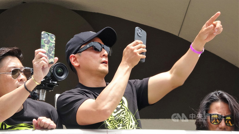 電影明星吳彥祖(Daniel Wu)(圖)美西時間1日參與洛杉磯的「停止仇視亞裔」車隊遊行,拿著手機直播。中央社記者林宏翰洛杉磯攝 110年5月2日