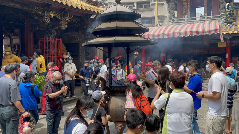 中央流行疫情指揮中心1日宣布武漢肺炎確診病例案1129足跡,擴至雲嘉縣市;雲林縣北港朝天宮2日信眾絡繹不絕,廟方不時廣播提醒信眾要戴口罩、保持安全社交距離。中央社記者姜宜菁攝 110年5月2日