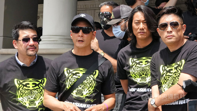 電影明星吳彥祖(Daniel Wu)(左2)美西時間1日現身南加州,參與車隊遊行,發聲反對仇恨亞裔。中央社記者林宏翰洛杉磯攝 110年5月2日