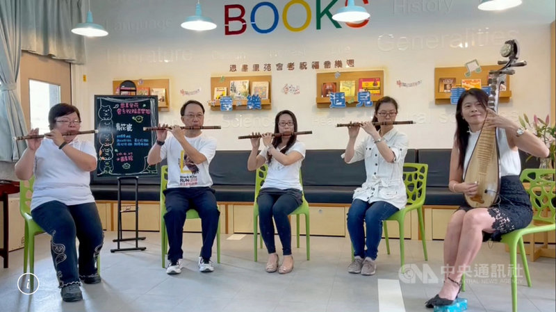 新北市八里國中舉辦音樂週,勉勵學生國中會考成功順利,校長林真真(右)與主任、老師合奏「青花瓷」等曲目。(新北市八里國中提供)中央社記者黃旭昇新北傳真 110年5月2日