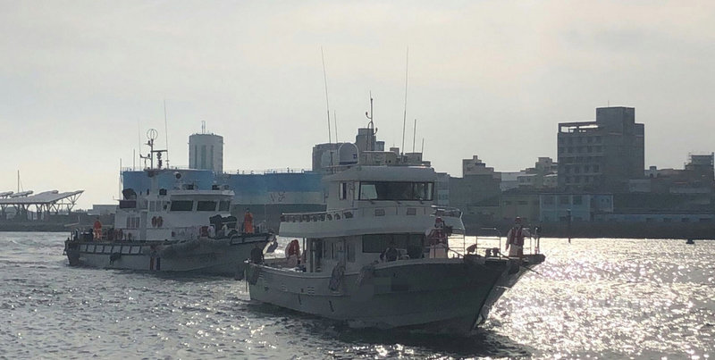 中國大陸海洋伏季休漁期,澎湖海巡2日發現一艘陸籍海釣船「發燒友」越界到澎湖花嶼海域作業,將15名船員和釣客連船一併押返。(澎湖海巡隊提供)中央社 110年5月2日