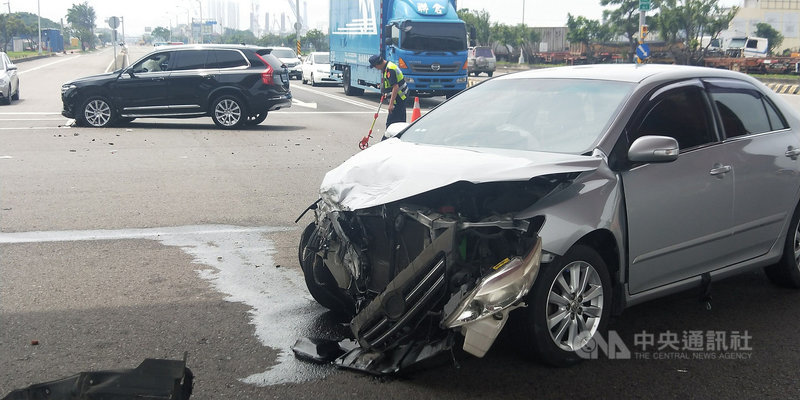 台中市議會副議長顏莉敏2日中午搭乘座車,在清水區港埠路4段與中清路口與一輛自小客車碰撞,兩車上共5 人送醫檢查。(民眾提供)中央社記者郝雪卿傳真 110年5月2日