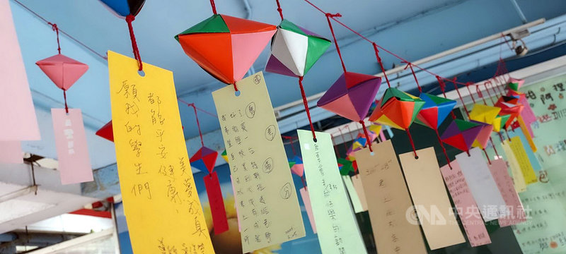 國中教育會考將於15日、16日舉行,新北市柑園國中2日表示,學生親手折紙「許願粽」,掛在川堂如風鈴相互觀摩、鼓勵、提醒。(校方提供)中央社記者黃旭昇新北傳真 110年5月2日