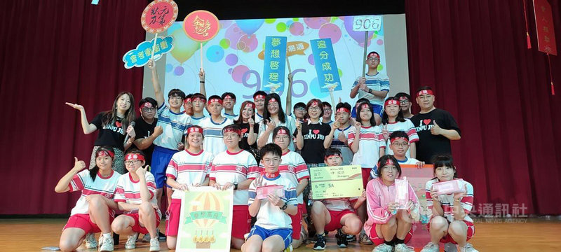 新北市新埔國中校長郭月秀2日表示,學校的「包高中」會考祈福,家長會送文具袋,學生將心中理想學校寫在祈福卡。師長以感人氣氛激發考生鬥志。(校方提供)中央社記者黃旭昇新北傳真 110年5月2日
