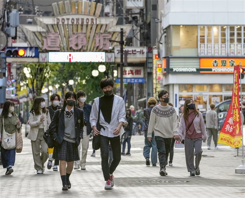 日本大阪府1日新增1262例,再創歷史新高紀錄。圖為1日民眾戴口罩在大阪道頓堀逛街。(共同社)