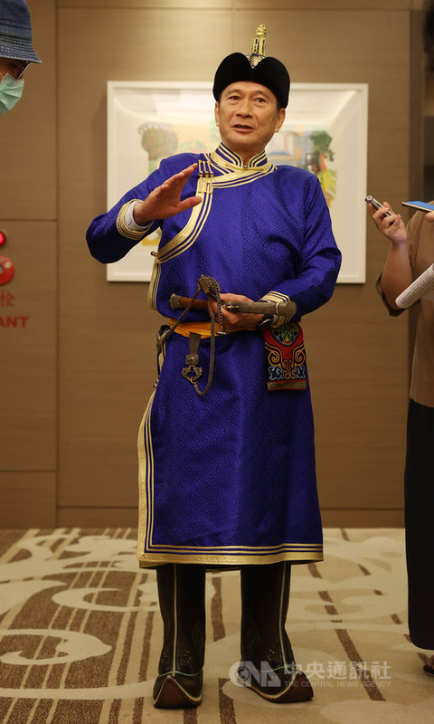 「110年蒙古民族紀念儀典-成吉思汗祭典」2日在台北福華飯店舉行,今年祭典首度由文化部長李永得擔任主祭,李永得也穿上司祭者穿著的蒙古傳統服飾,參與祭祀過程。中央社記者鄭傑文攝 110年5月2日