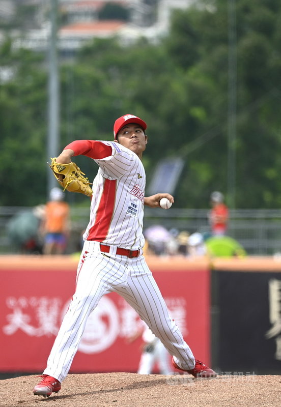 中職味全龍隊本土王牌投手王維中(圖)睽違1個半月先發出賽,2日對中信兄弟隊投4.2局挨1轟,失掉3分責失分、吞下敗投,王維中自評狀況不錯,面對詹子賢的失投球被轟是關鍵。中央社記者謝靜雯攝 110年5月2日