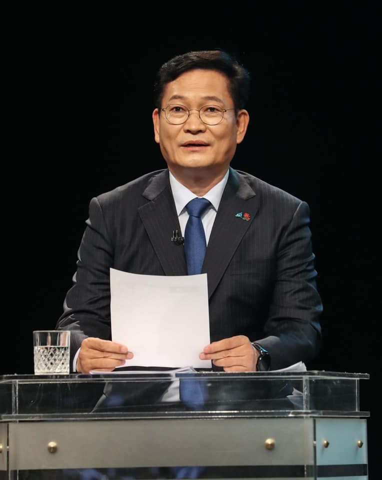 韓國執政黨「共同民主黨」2日召開黨大會選出新任黨魁,由58歲的國會議員宋永吉當選。(圖取自facebook.com/songyounggil63)