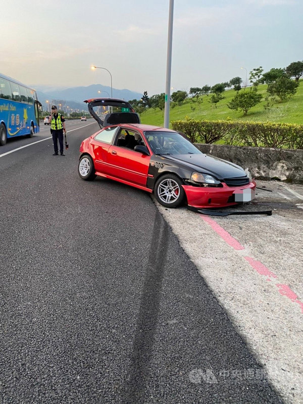 26歲高姓男子2日凌晨駕車行經國道3號北向31公里處時,疑因看見前方有國道警方駐點,急煞失控自撞護欄,高男經送醫仍傷重不治,警方將調閱監視器釐清。(翻攝畫面)中央社記者沈佩瑤傳真 110年5月2日