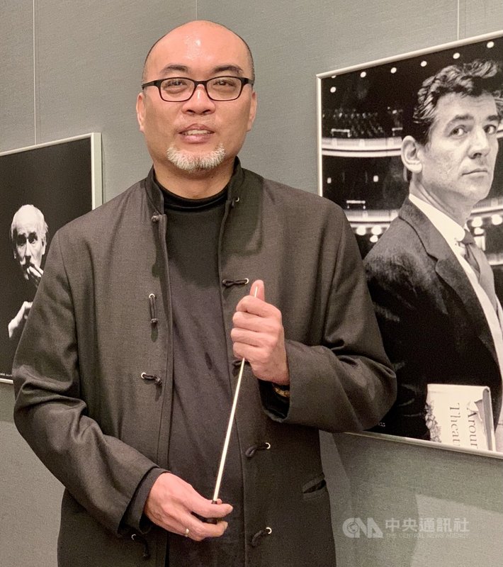 指揮家鄭立彬5月1日卸任6年台北市立國樂團團長職務,他在位6年期間,北市國可說是穩定中求進步,他也規劃TCO劇院,以一年一部國樂音樂劇、一部國樂歌劇的方式增加國樂的表現,成績出色。中央社記者趙靜瑜攝 110年5月2日