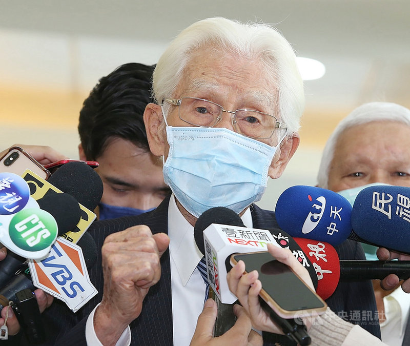 不滿政府冷處理新憲運動,台灣制憲基金董事長辜寬敏表態請辭資政,總統府慰留。辜寬敏(前)2日受訪表示,他推動國家正常化,民進黨完全沒動作,他主張要制憲而非修憲,「意見不一樣,我只好退了」。中央社記者郭日曉攝 110年5月2日