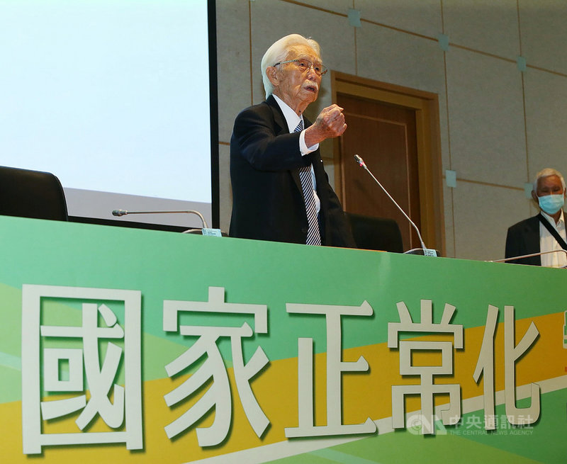 台灣制憲基金董事長辜寬敏(左)2日出席「制憲公投與國家正常化」學術研討會,他致詞時說,台灣是民主社會,政府要如何領導,要根據多數人的意見,制憲是要作為正常的國家,但政府只要推動修憲,「修憲只是要18歲的人的票」。中央社記者郭日曉攝 110年5月2日