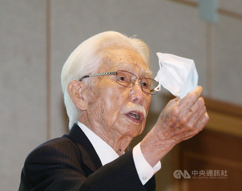 台灣制憲基金董事長辜寬敏2日表示,台灣捐口罩給世界上有困難的人,大家都很感謝台灣,但運送口罩的飛機機身上,卻寫China Airline,而不是Taiwan Airline;現在國際上對台灣有所期待,且局勢也有所變化,為了子孫的將來,現在是制憲很好的時機。中央社記者郭日曉攝 110年5月2日