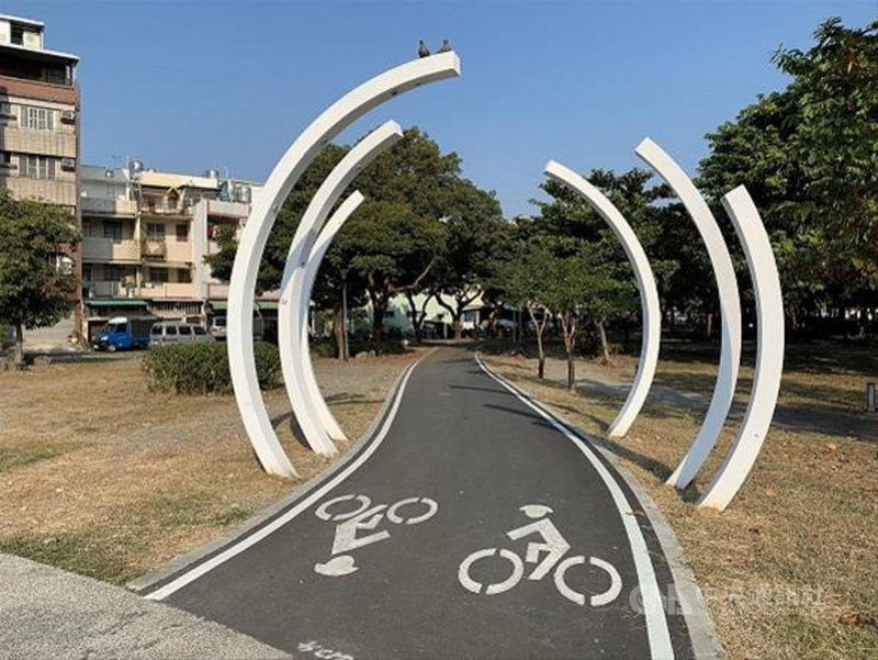 高雄市今年以愛河蓮池潭自行車道參加體育署辦理的「騎亮台灣-票選最讚亮點自行車路線」活動,受全民票選及專家學者肯定,榮獲「最讚人氣獎」。(高雄市政府提供)中央社記者洪學廣傳真 110年5月3日