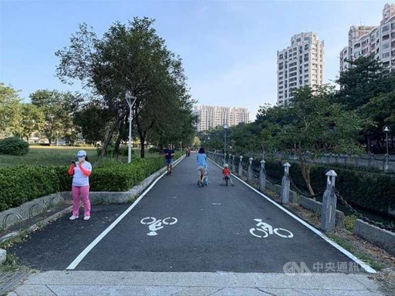高雄市透過打造自行車友善城市聞名國際,並獲美國CNN入選為亞洲5大適合騎乘單車城市,今年以愛河蓮池潭自行車道參加體育署辦理的「騎亮台灣-票選最讚亮點自行車路線」活動,榮獲「最讚人氣獎」。(高雄市政府提供)中央社記者洪學廣傳真 110年5月3日