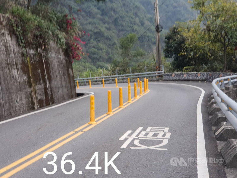 屏東通往霧台鄉的台24線110年至今已發生16件交通事故,公路總局4月增設交通回復式導桿,有效降低交通事故發生。(里港警分局提供)中央社記者郭芷瑄傳真 110年5月3日