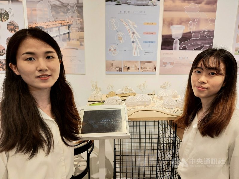 台北科技大學工業設計系學生李佳渝(左)和李美欣(右)設計「Infinity bubble-後疫情的空氣過濾住宅」,可摺疊收納且方便運送,提供居家檢疫或隔離使用,避免疫情在家庭或社區擴散,希望為後疫情社會提供解方。中央社記者許秩維攝 110年5月3日