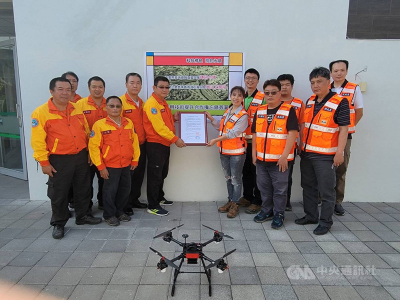 台南市義消通訊中隊與高速公路局南區養護工程分局簽署合作備忘錄,加強雙方自製無人機技術交流,以提升用路人及台南市民安全。(台南市政府提供)中央社記者楊思瑞傳真 110年5月3日