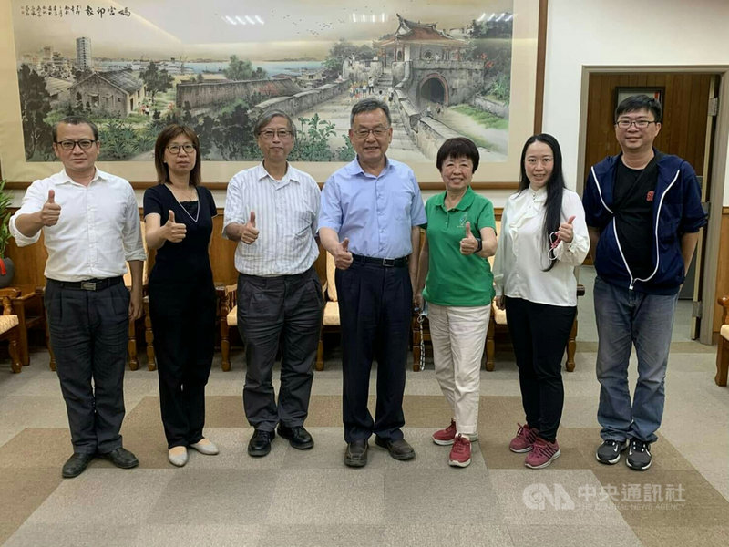 澎湖群島地質景觀,深具世界遺產潛力,台大地理學系教授林俊全(左3)等學者2日在拜訪澎湖縣長賴峰偉(中)時,再提爭取澎湖成為國家級海洋地質公園。(澎湖縣政府提供)中央社 110年5月3日