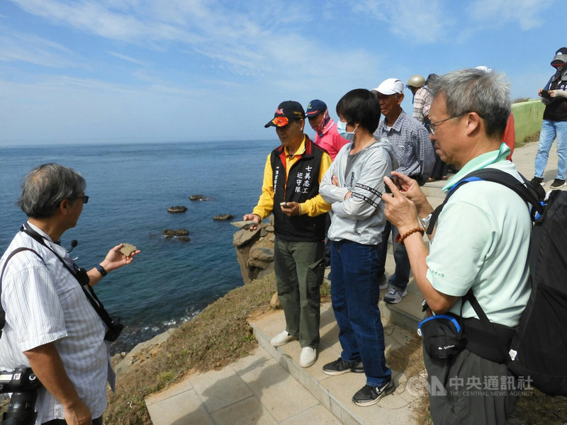 台大地理學系教授林俊全(左)在澎湖七美平和社區辦理「共同梳理七美在地生態與島嶼文化」活動,向生態志工們解說七美島嶼地質景觀。(澎湖平和社區提供)中央社 110年5月3日