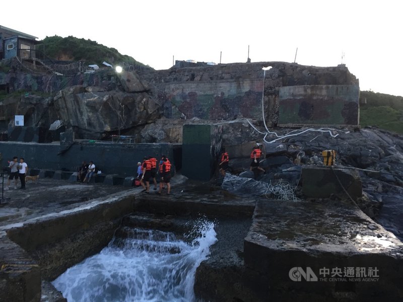 國民黨籍金門立委陳玉珍3日表示,烏坵島上的經濟命脈完全依靠船運補給,但現有碼頭簡陋,常因潮汐、湧浪緣故無法靠泊,軍民上下船險象環生;碼頭整建迫在眉睫。(陳玉珍辦公室提供)中央社記者黃慧敏傳真 110年5月3日