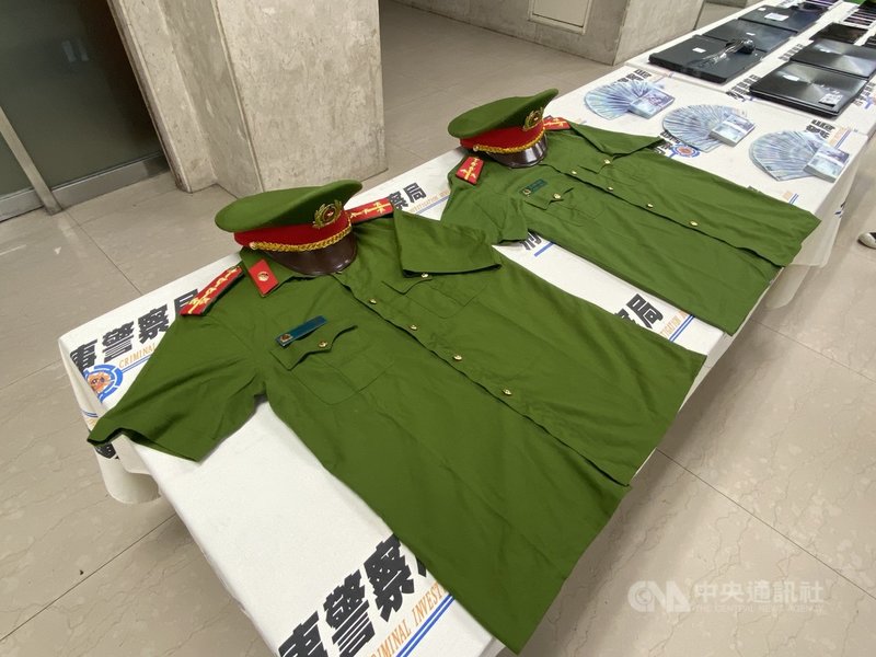以34歲陳女為首的跨境詐欺集團,吸收逃逸越南籍移工以假檢警手法行騙越南人,刑事局接獲越南警方情資,先後破獲機房和合作林姓系統商,逮10嫌送辦。圖為3日破案記者會展示贓證物。中央社記者黃麗芸攝 110年5月3日