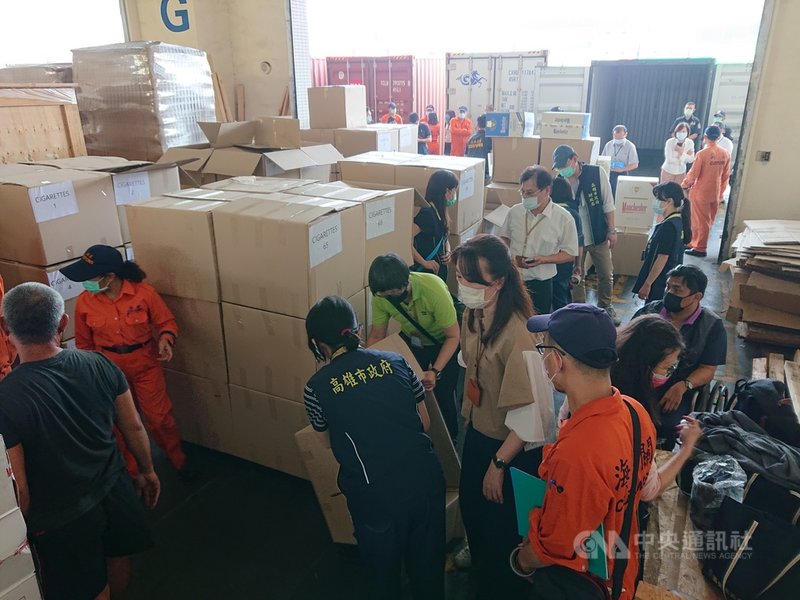 高雄市政府財政局會同關務署高雄關3日在高雄港第108 號碼頭破獲貨櫃菸品走私案,原申報貨名為「口罩」,開櫃起出外盒無中文標示的未稅菸品10萬包,市值估計逾新台幣1000萬元,違規菸品當場全數查扣。(高雄市政府財政局提供)中央社記者洪學廣傳真 110年5月3日