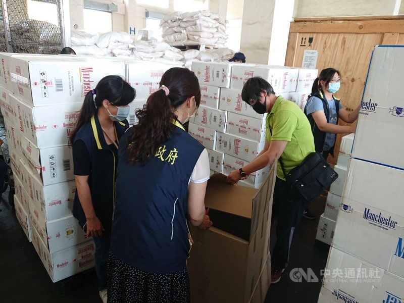 高雄市政府財政局會同關務署高雄關3日在高雄港第108 號碼頭破獲貨櫃菸品走私案,開櫃起出外盒無中文標示的未稅菸品共計10萬包,市值估計逾新台幣1000萬元,違規菸品全數查扣。(高雄市政府財政局提供)中央社記者洪學廣傳真 110年5月3日