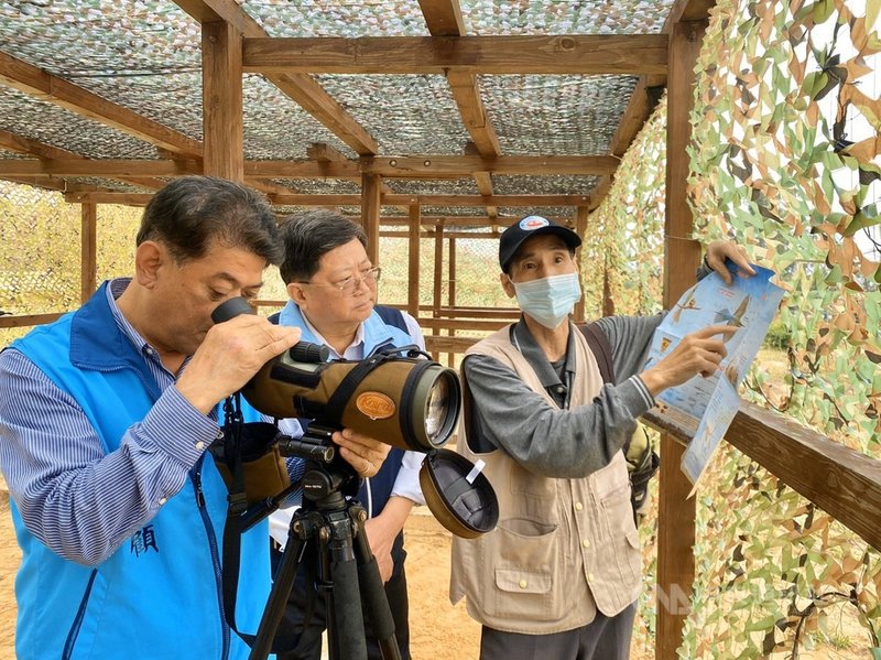 金門縣金湖鎮長陳文顧(左)3日表示,金湖鎮公所為了維護地方生態景觀,今年度與金門國家公園合作,在金門最大栗喉蜂虎營巢地青年農莊設置迷彩偽裝的「賞鳥隧道」。(金門縣金湖鎮公所提供)中央社記者黃慧敏傳真 110年5月3日