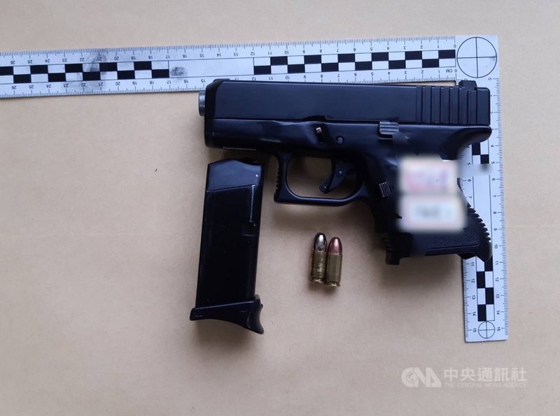 46歲洪姓男子駕車行經苗栗縣頭份市遇前方臨檢,心虛闖紅燈落跑,警方見狀展開追捕,在一處死巷逮獲人車,在洪男車上查獲改造槍枝2把、子彈2顆、安非他命1包等贓證物。(警方提供)中央社記者管瑞平傳真 110年5月3日