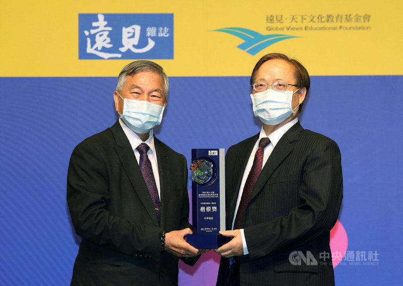 2021年第17屆遠見雜誌CSR企業社會責任獎贈獎典禮3日下午在台北遠東大飯店舉行,行政院副院長沈榮津(左)出席頒贈電信業楷模獎給中華電信,由中華電信董事長謝繼茂(右)代表受獎。中央社記者郭日曉攝 110年5月3日