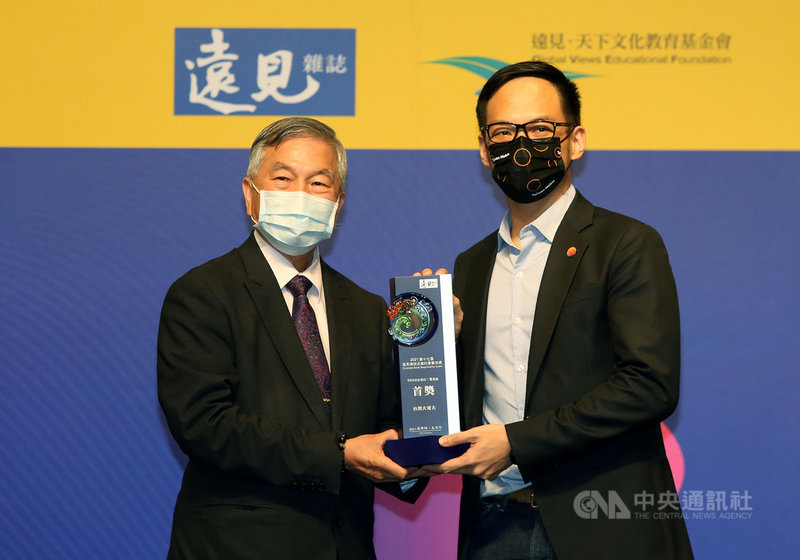 2021年第17屆遠見雜誌CSR企業社會責任獎贈獎典禮3日下午在台北遠東大飯店舉行,行政院副院長沈榮津(左)出席頒贈台灣大哥大電信業首獎,台灣大哥大總經理林之晨(右)代表受獎。中央社記者郭日曉攝 110年5月3日