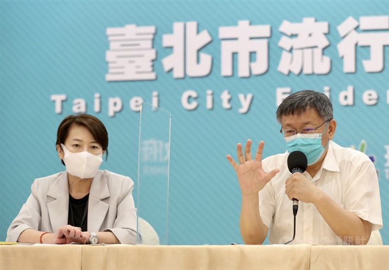 台北市長柯文哲(右)3日舉行台北市防疫記者會表示,防疫措施隨時保持滾動式修正,有問題才會升高防疫層級,呼籲市民朋友口罩戴好,室內活動盡量維持實聯制。中央社記者張皓安攝 110年5月3日