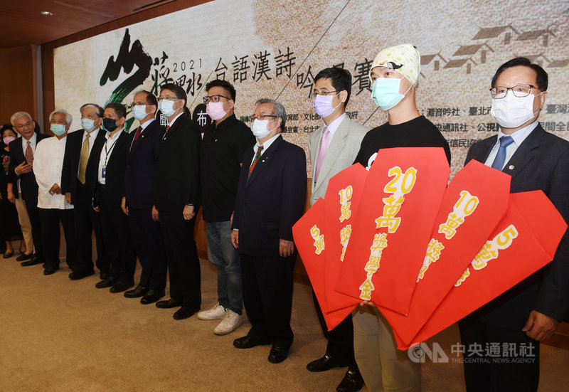 立法院長游錫堃(右7)3日在立法院出席2021蔣渭水台語漢詩吟唱賽發布記者會,與文化部長李永得(右8)、推動母語教育的阿華師賴咏華(右2)等人合影。中央社記者施宗暉攝 110年5月3日