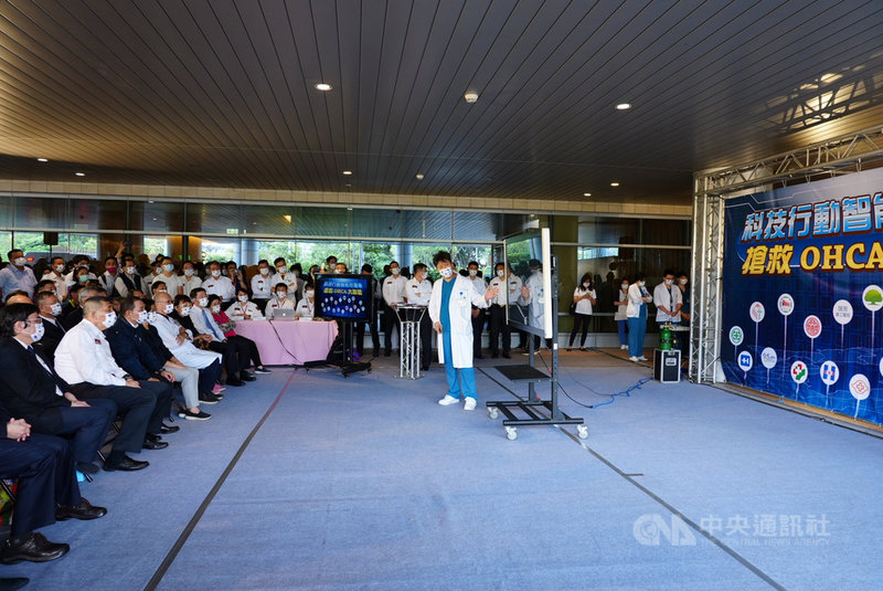 新北市政府消防局3日舉辦「科技行動智能救護車,搶救OHCA大聯盟全面啟動」記者會,現場邀集新北市21家急救責任醫院、鄰近的北市馬偕、新光、萬芳及桃園長庚等醫院、23位新聘任醫療指導醫師及9位OHCA康復出院民眾共襄盛舉。中央社記者沈佩瑤攝 110年5月3日
