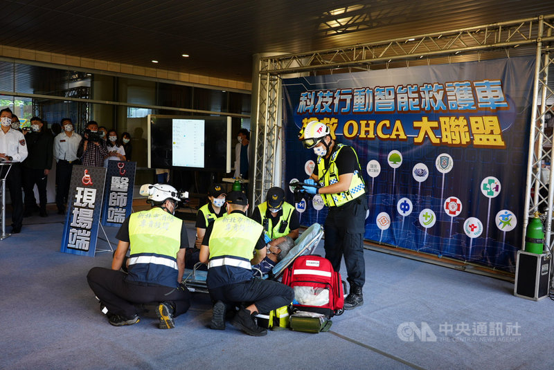 新北市政府消防局3日表示,科技行動智能救護車可在現場即時將患者相關資訊傳至醫院,過程中由醫師線上指導,高級救護員進行緊急處置或給藥,大幅縮短入院後急救程序。中央社記者沈佩瑤攝 110年5月3日