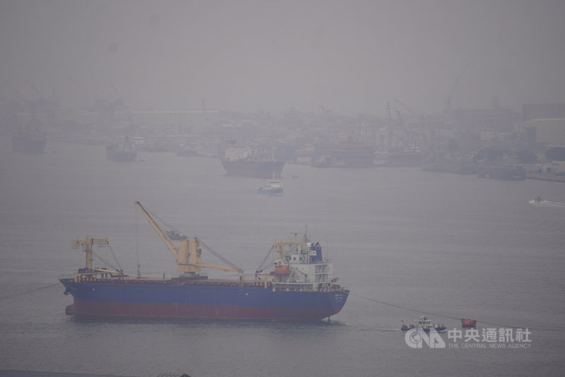 高雄3日上午戶外空氣品質為「橘色提醒」,從遠處眺望高雄港區能見度差。中央社記者董俊志攝 110年5月3日