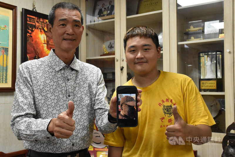 雲林縣北港朝天宮遶境祈福活動2日圓滿完成,網路熱議轎班轎伕變「炮灰人」照片,媒體3日找到其中一人許韋鑫(右),他分享與媽祖結緣的故事,並表示扛轎10多年甘願當「炮灰人」。中央社記者姜宜菁攝 110年5月3日