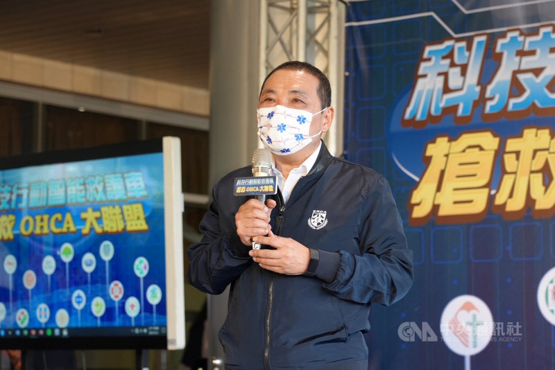 新北市長侯友宜3日宣布,即日起至24日,老人共餐改成外帶餐盒,並嚴格落實室內實聯制、室外集會超過千人要提送防疫計畫等。中央社記者沈佩瑤攝 110年5月3日
