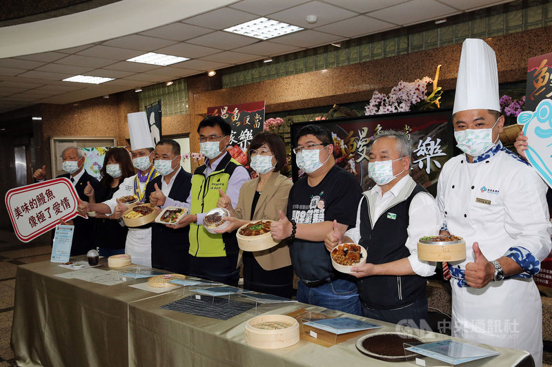 鰻魚便當動輒要價新台幣3、400元,近年鰻魚復育良好,加上疫情影響,台灣區鰻魚發展基金會等業界與農委會主委陳吉仲(右5)3日宣布10個國道服務區將在母親節檔期推出8款特色鰻魚餐點。中央社記者郭日曉攝 110年5月3日