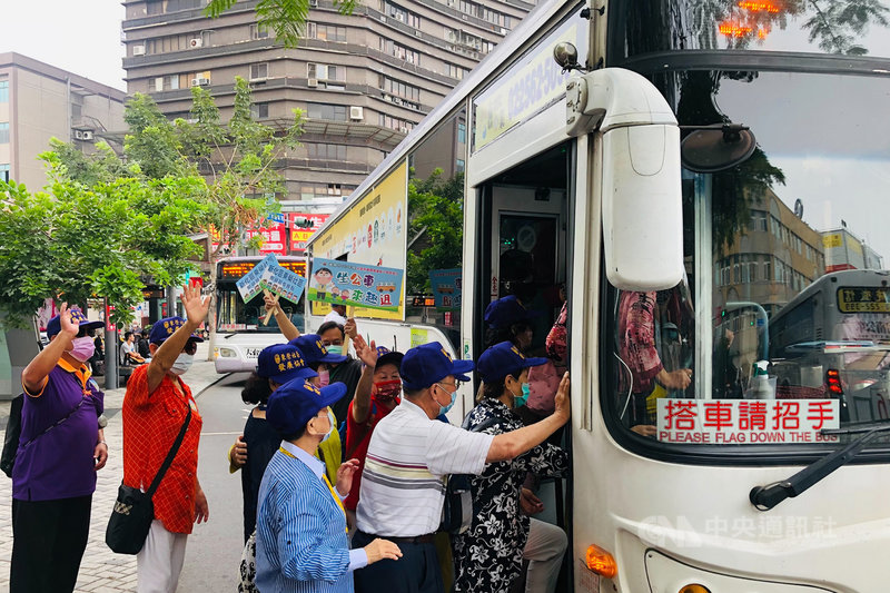 台南市政府社會局推動社區照顧關懷據點公車輕旅行,首條路線3日共有來自8個社區據點、約200名的長輩們造訪奇美博物館。(台南市政府提供)中央社記者楊思瑞台南傳真 110年5月3日
