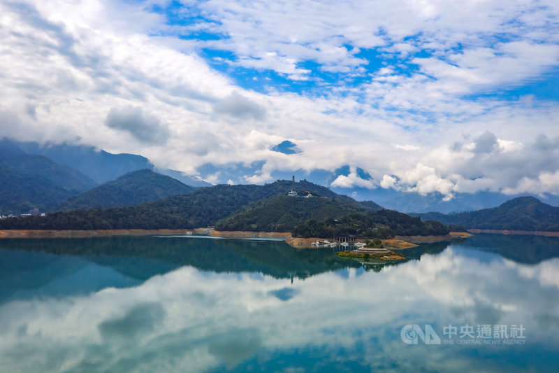 日月潭低水位,從所在位置相對較高的涵碧樓遠眺,湖景依舊美麗。(涵碧樓提供)中央社記者蕭博陽南投縣傳真 110年5月3日