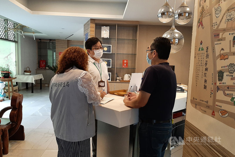 台南市政府衛生局人員3日加強各防疫旅館稽查,並鼓勵防疫旅館員工施打疫苗。(台南市衛生局提供)中央社記者楊思瑞台南傳真 110年5月3日