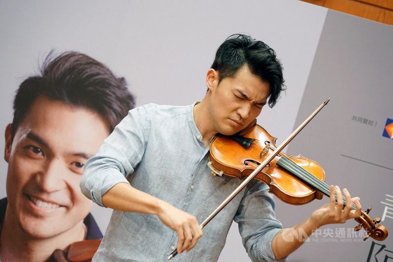 小提琴家陳銳3日出席「陳銳 x NSO青年音樂家茁壯計畫」宣告記者會,將與NSO音樂家群及10名青年音樂學子共組絃樂室內樂團,為偏鄉做音樂教育。圖為陳銳現場表演小提琴。中央社實習記者周怡楨攝 110年5月3日